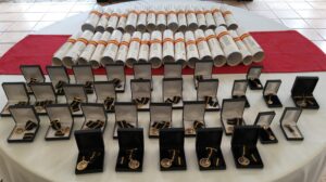 Diplomas y estuches de condecoraciones preparados para entrega