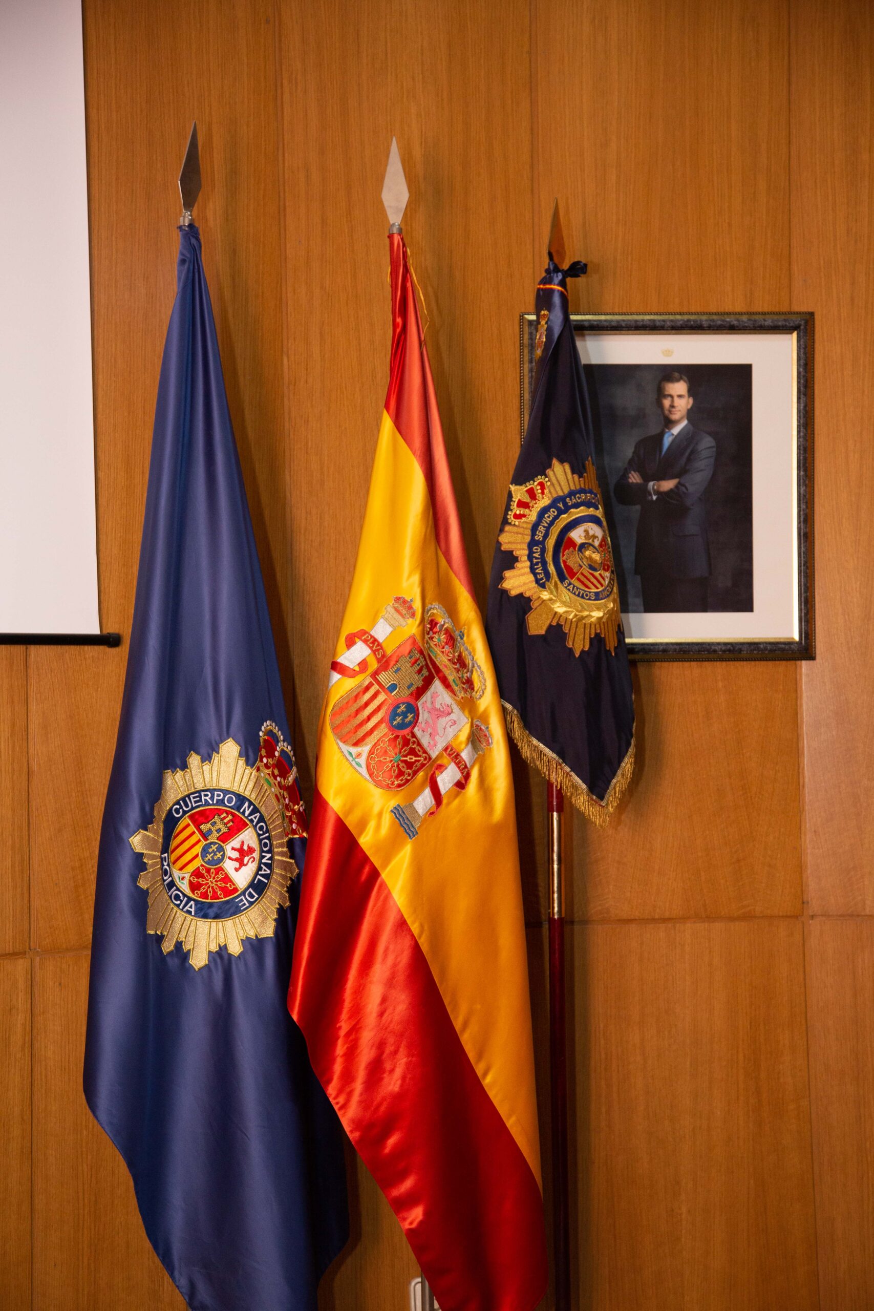 Banderas de la Policía Nacional, España y el guion de la Asociación en jefatura