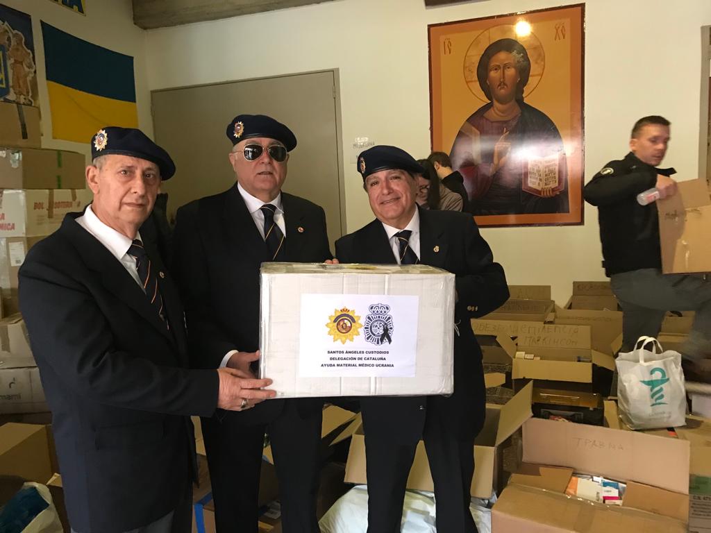 Socios con boina y blazer entregando ayuda humanitaria